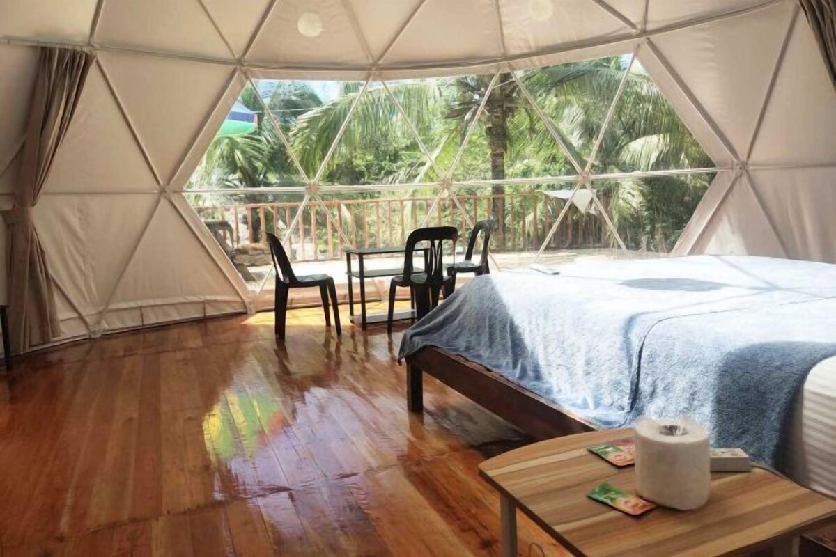 Desk, WiFi (free), bed sheets