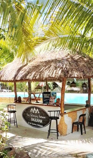 Poolside bar - ECO-TREEHOUSE GLAMPING SERVICES (Balilihan)