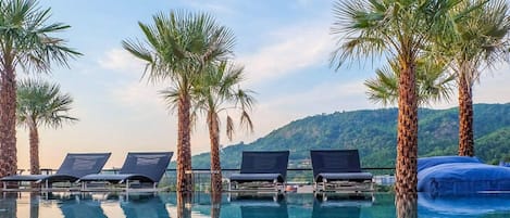 3 outdoor pools, open 8:00 AM to 8:00 PM, pool loungers