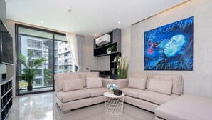 Leilighet – deluxe | Oppholdsområde | Smart-TV