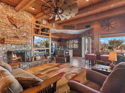 Authentic and Luxurious Arizona Ranch House