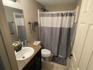 Ducha, toallas, jabón y champú