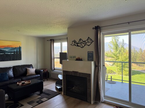 Great Location for Winter Activities | Amazing Views | 2 BDR & 2 Bath End Unit