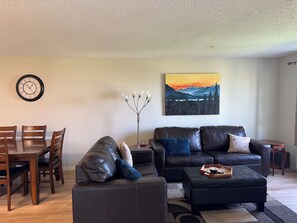 Smart TV, fireplace - Great Location for Outdoor Activities | Amazing Views | 2 BDR & 2 Bath End Unit (Radium Hot Springs)