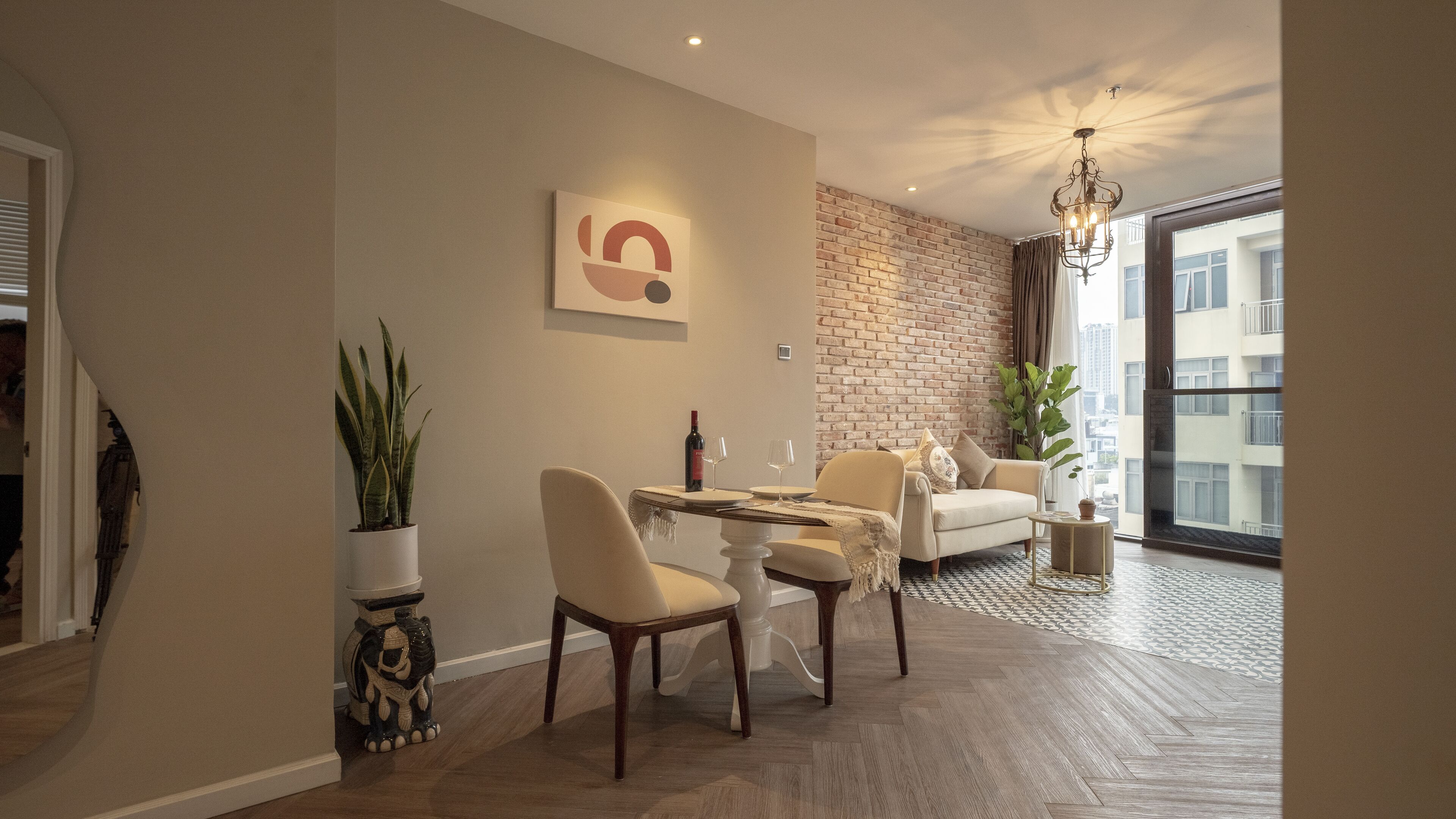 Suite familiar, 2 dormitoris, vistes a la ciutat | Sala d'estar | Televisor LED de 55 polzades amb canals per cable, Netflix i Hulu 