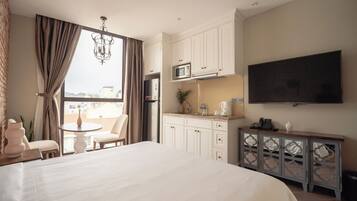 Studio Kota, 1 Tempat Tidur Queen, pemandangan kota | Dapur pribadi | Lemari es besar, microwave, oven, dan kompor