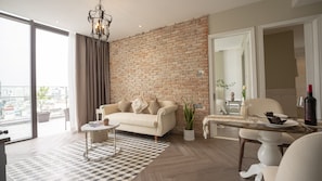 Suite Premier, 1 habitación, Terraza, vista a la ciudad | Área de sala de estar