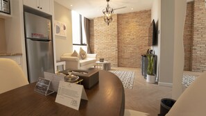 City-Suite, 1 Schlafzimmer, Stadtblick | Wohnbereich | 55-Zoll-LED-Fernseher mit Kabelempfang, Netflix, Hulu