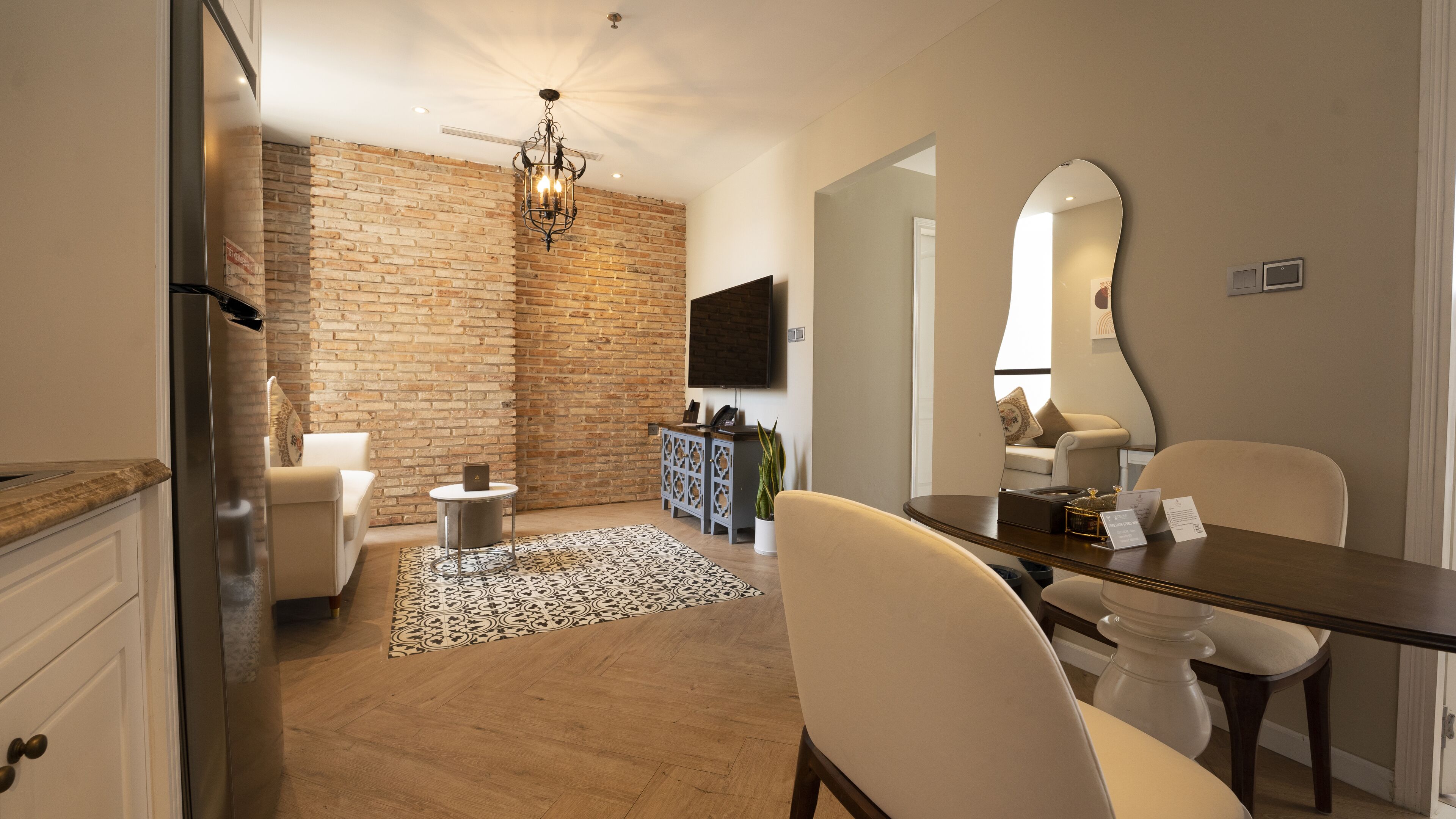 Suite urbana, 1 dormitori, vistes a la ciutat | Sala d'estar | Televisor LED de 55 polzades amb canals per cable, Netflix i Hulu 