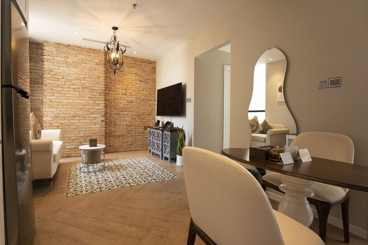 Suite urbana, 1 habitación, vista a la ciudad | Área de sala de estar