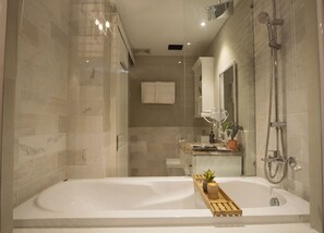 Combined shower/bathtub, rainfall showerhead, free toiletries - Celine Living Central Suites and Spa (Ho Chi Minh City)
