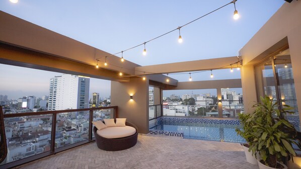 Outdoor pool, pool umbrellas, sun loungers - Celine Living Central Suites and Spa (Ho Chi Minh City)