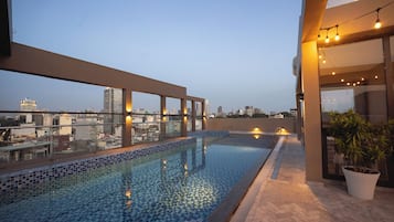 Kolam renang outdoor, dengan payung kolam renang dan kursi berjemur