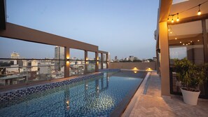 Außenpool, Sonnenschirme, Liegestühle