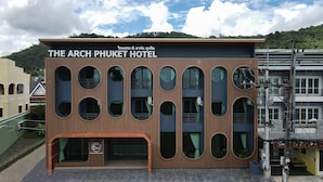 The Arch Phuket Hotel, con una fachada moderna, varios balcones y amplias ventanas.