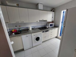 Kühlschrank, Mikrowelle, Ofen, Geschirrspüler