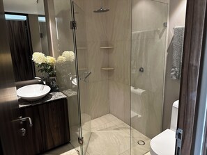 Een douche, handdoeken, zeep, shampoo
