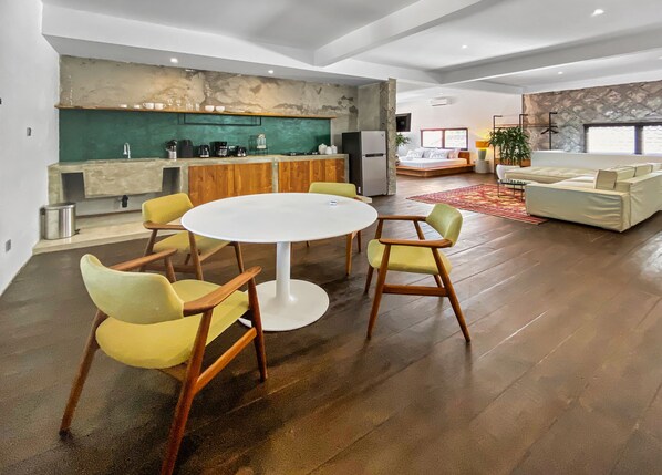 Apartment | In-room dining - Berawa Factory Upstairs (Canggu)