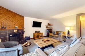 Televisie, een open haard en boeken