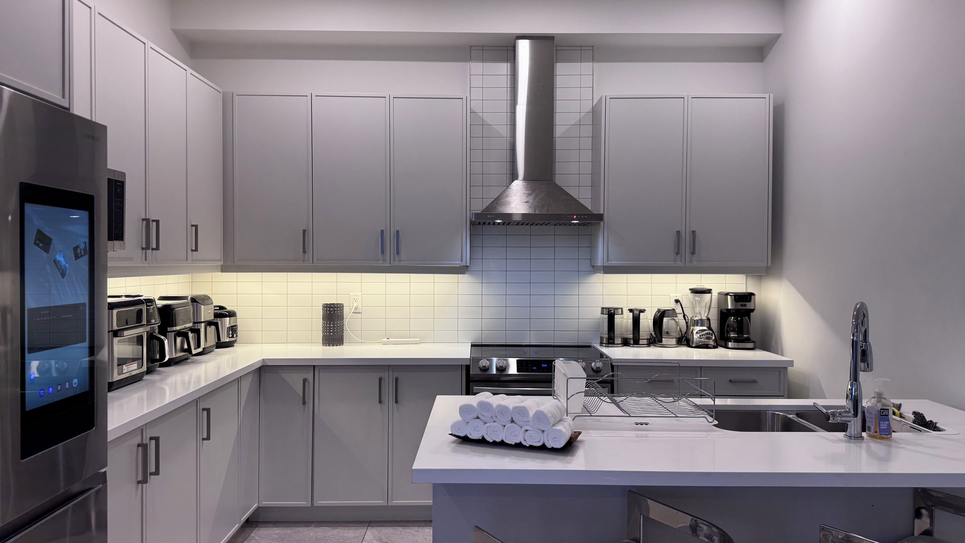 Een koelkast, een microgolfoven, een oven, een kookplaat