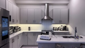 Kjøleskap, mikrobølgeovn, ovn og kokeplater