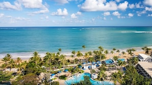 Ein Resort mit Pool, Strand und Meerblick.