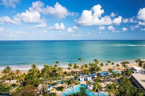Ein Resort mit Pool, Strand und Meerblick.