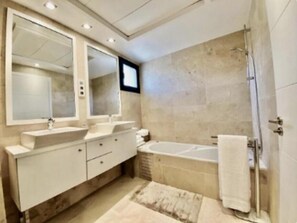Badewanne, Haartrockner, Handtücher