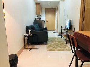 Interior - Sophisticated Pool View Condo @ Shore3 Residences (Pasay)