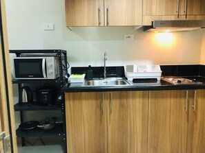 Private kitchen - Sophisticated Pool View Condo @ Shore3 Residences (Pasay)
