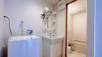 Family Double Room | Bathroom | Combined shower/tub, free toiletries, hair dryer, slippers