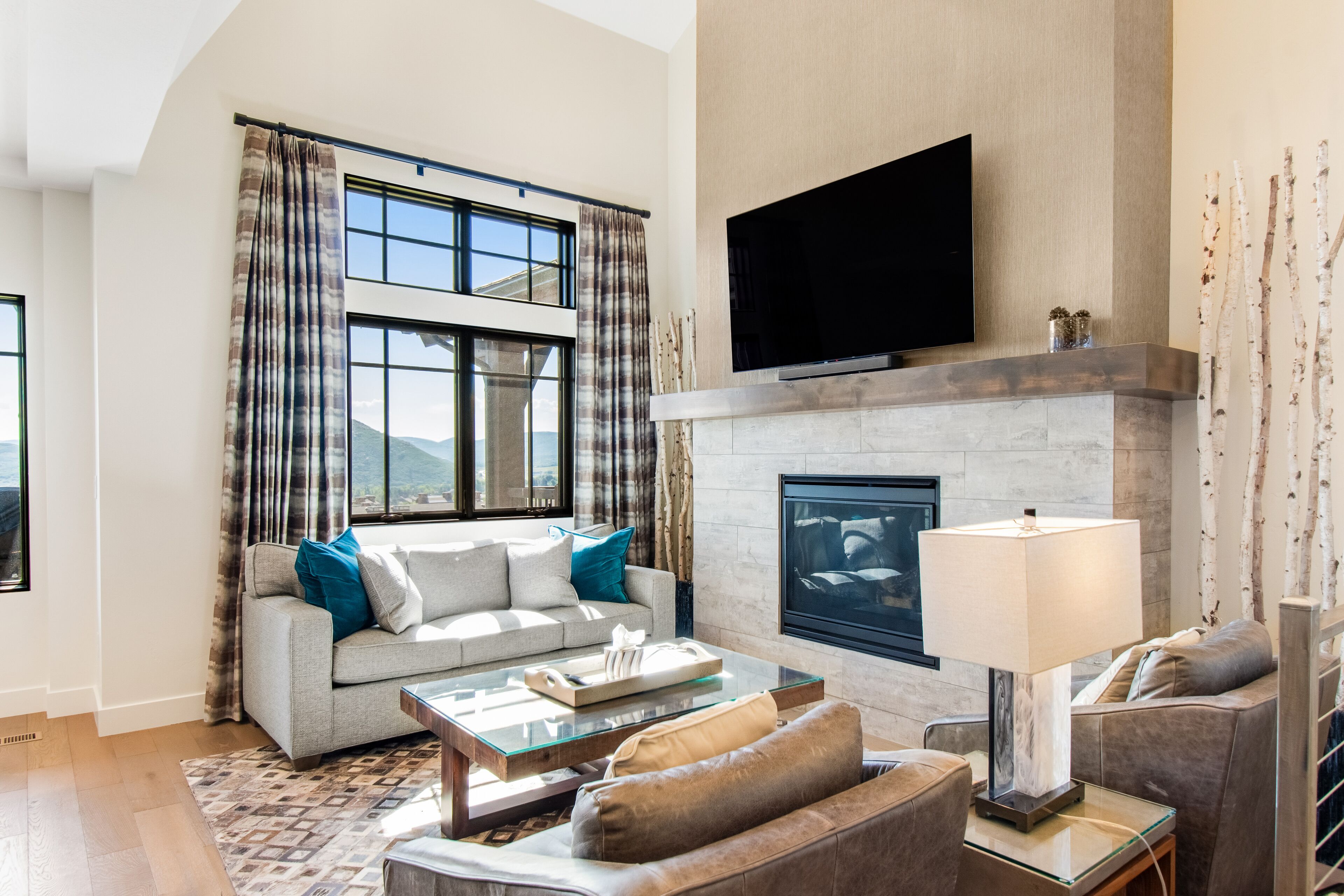 Luxe, golf-front townhome with hot tub & 2 fireplaces, walk to lifts