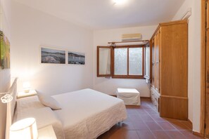 2 habitaciones, tabla de planchar con plancha y internet 