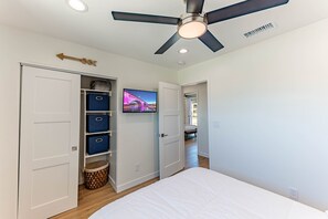 3 habitaciones, tabla de planchar con plancha, wifi y ropa de cama 