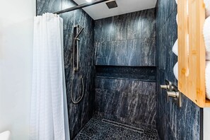 Bañera, secador de pelo, toallas y champú