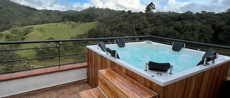 Outdoor spa tub