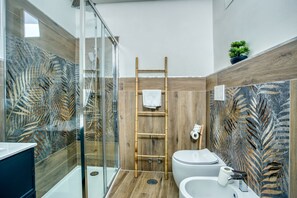 Secador de pelo, toallas, jabón, shampoo