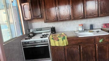 Refrigerador, licuadora, artículos de limpieza y congelador