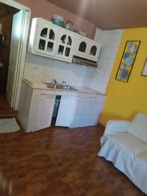 Monolocale comfort | Cucina privata | Frigorifero nell'area comune, frullatore, prodotti per la pulizia