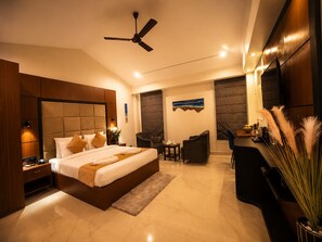 Luxury Room | Hypo-allergenic bedding, minibar, desk, blackout drapes - HUE GUH The Porto Candolim (Marra)