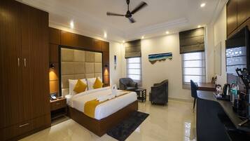 1 kamar tidur, seprai antialergi, minibar, dan meja kerja