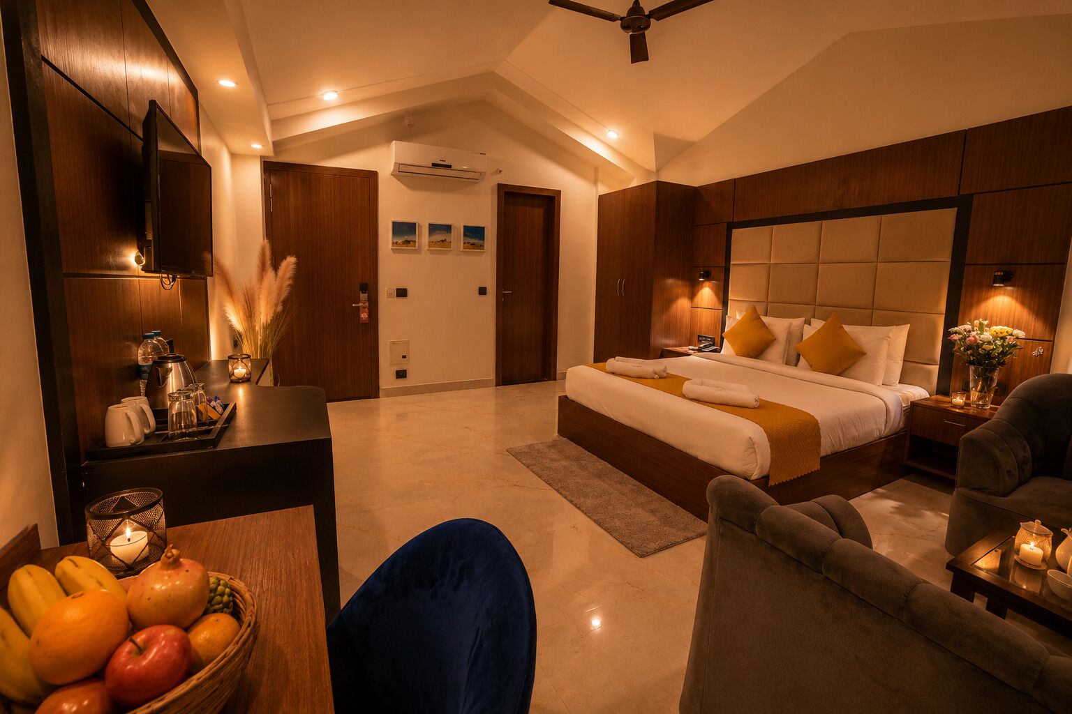 Deluxe Room | Hypo-allergenic bedding available, minibar, desk, blackout drapes