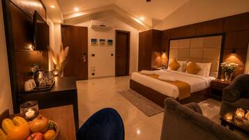 Deluxe Room | Hypo-allergenic bedding available, minibar, desk, blackout drapes