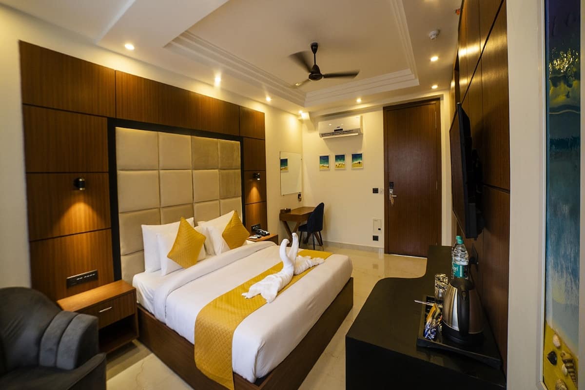 1 bedroom, hypo-allergenic bedding, minibar, desk