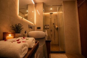 Luxury-Zimmer | Badezimmer | Dusche, kostenlose Toilettenartikel, Haartrockner, Handtücher
