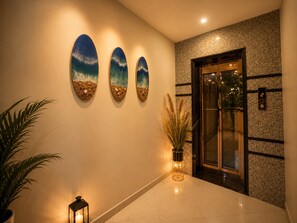 Elevator - HUE GUH The Porto Candolim (Marra)