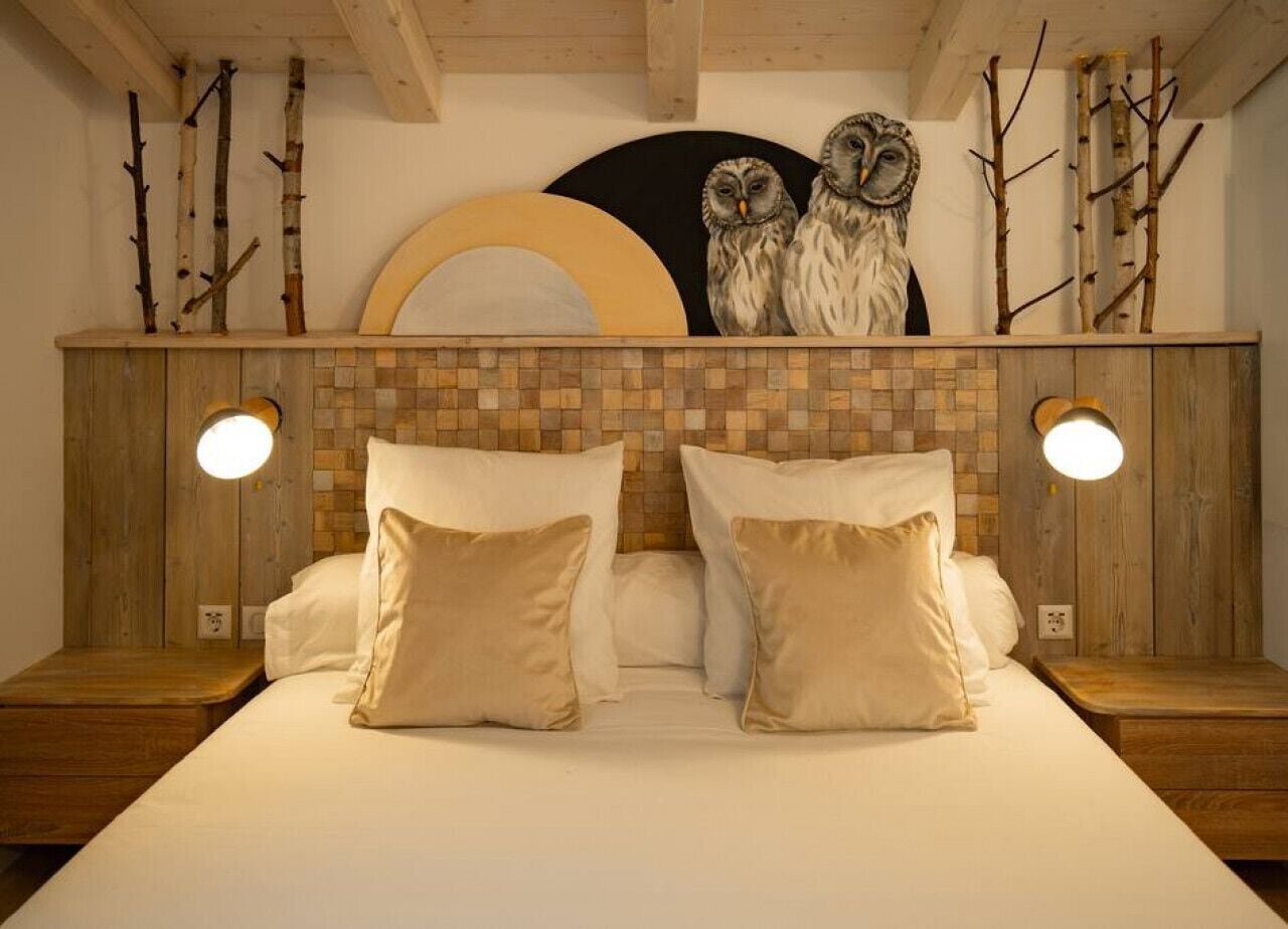 2 bedrooms, desk, iron/ironing board, travel cot