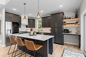 ثلاجة، ميكروويف، فرن، موقد طهي مسطح