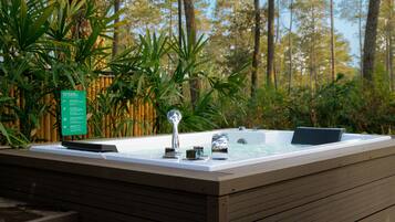 Cabaña Deluxe, bañera de hidromasaje | 1 dormitorio, escritorio, wifi gratis y ropa de cama