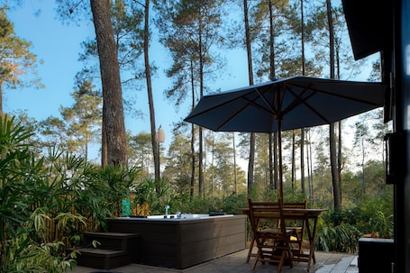 Deluxe Cabin, Hot Tub | 1 bedroom, desk, free WiFi, bed sheets